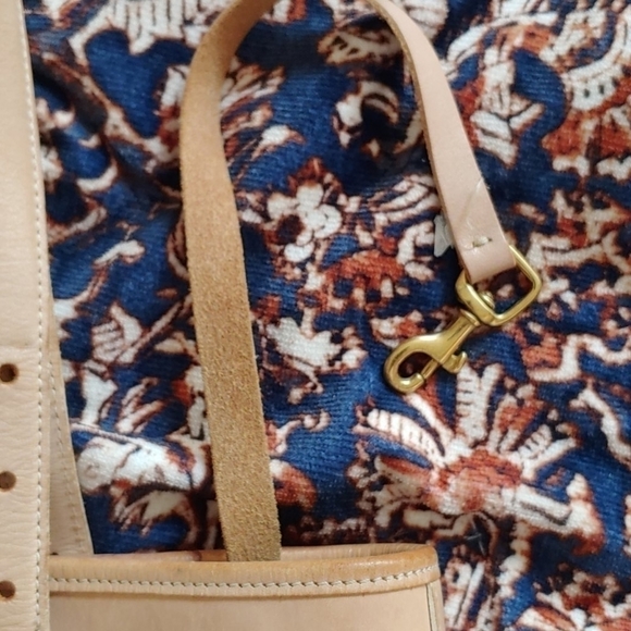 Dooney & Bourke Small Bucket Purse/Tote - Picture 7 of 10